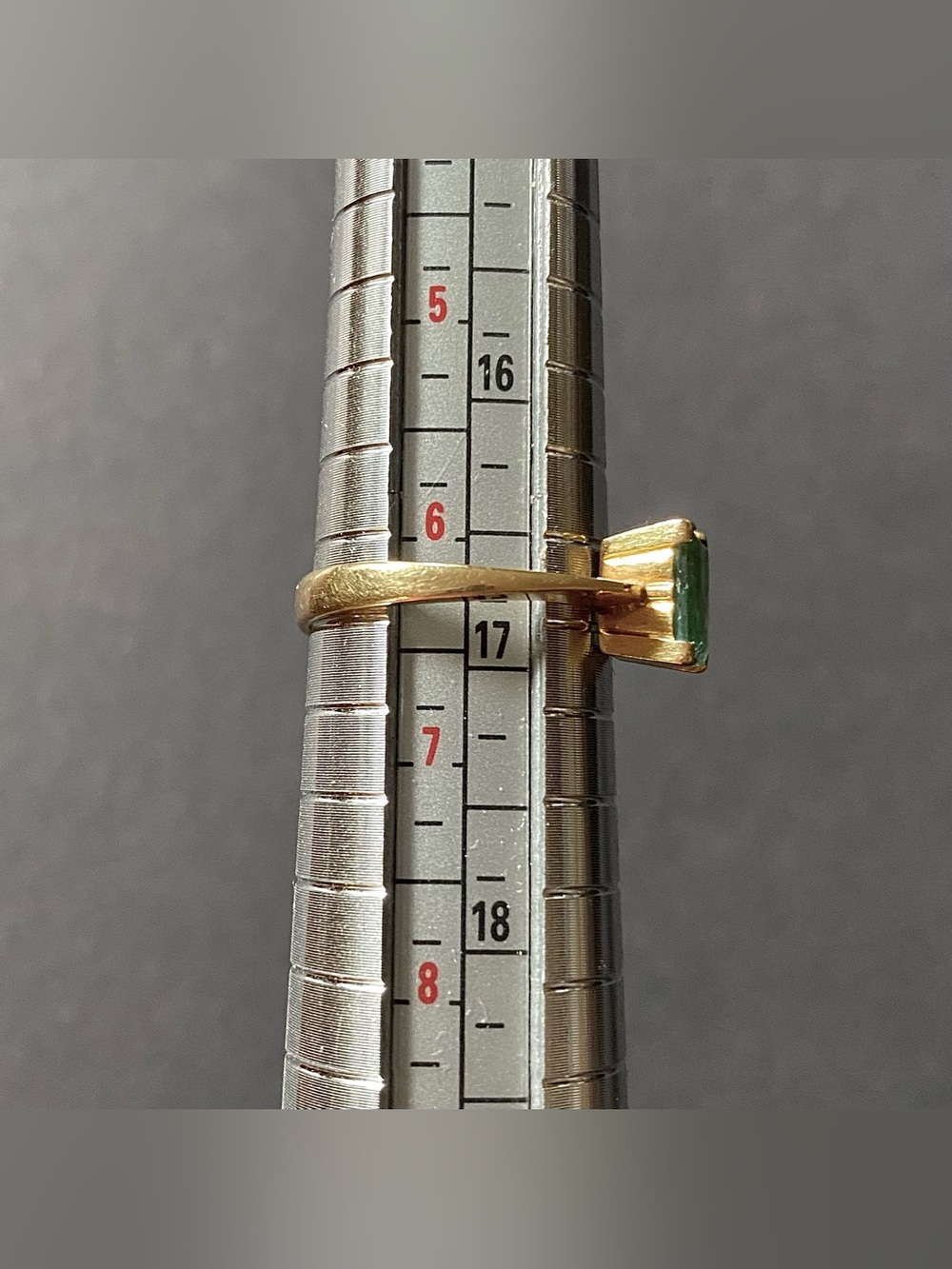 Vintage 14k gold Emerald cut green gemstone ring - Picture 3 of 5